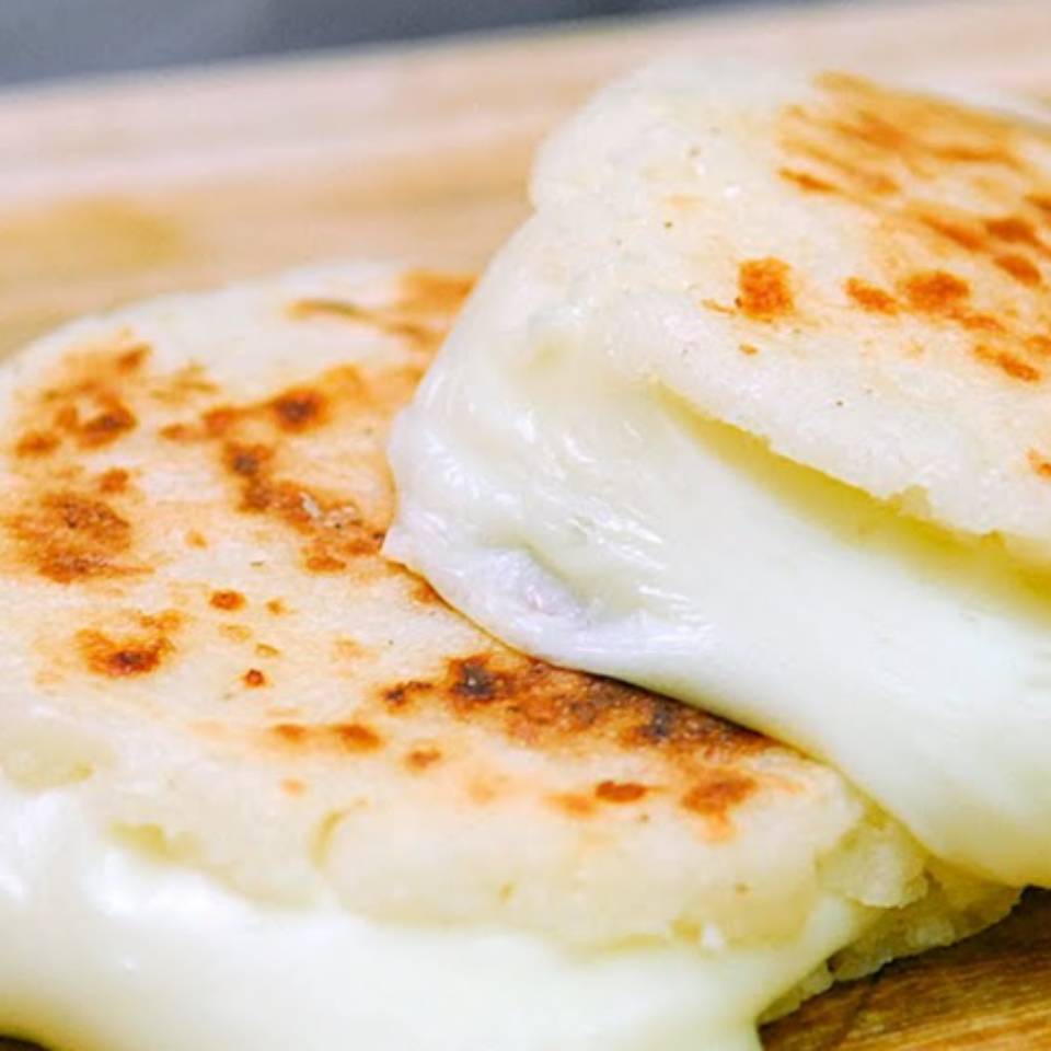 Arepas con queso Arepas con queso