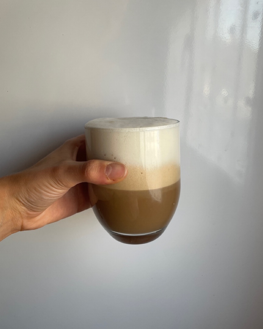 Café con bebida de soja y muuucha espuma Café con bebida de soja y muuucha espuma