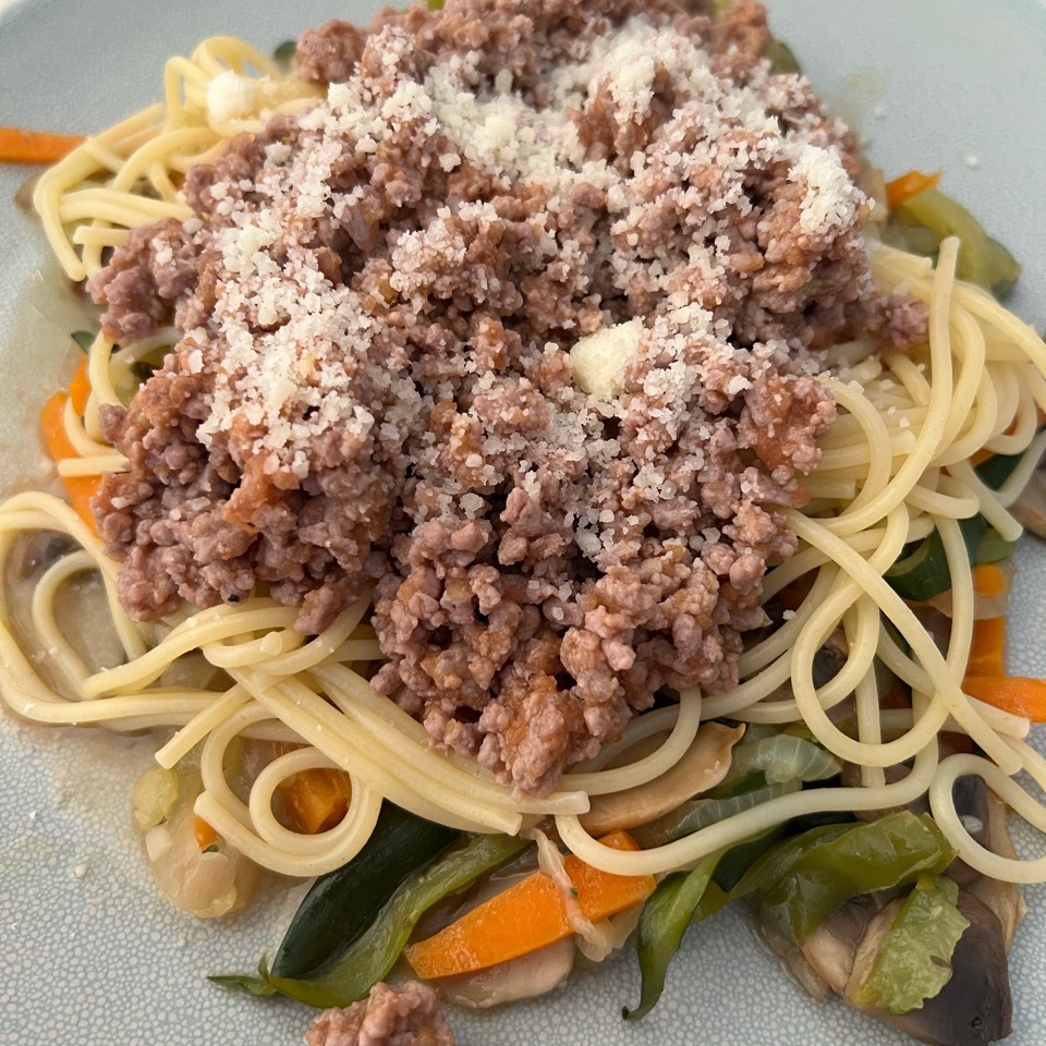Espaguetis con carne y wok de verduras Espaguetis con carne y wok de verduras