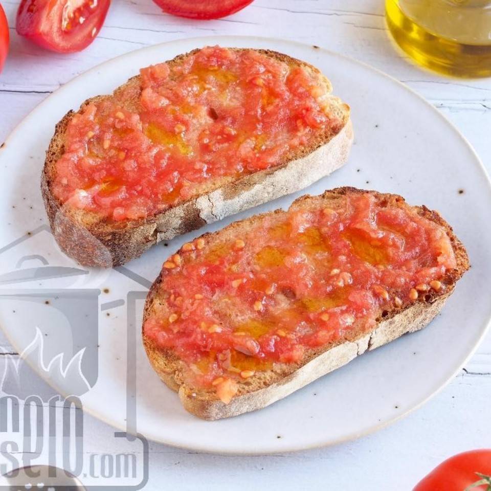 Pan de centeno con aceite y tomate