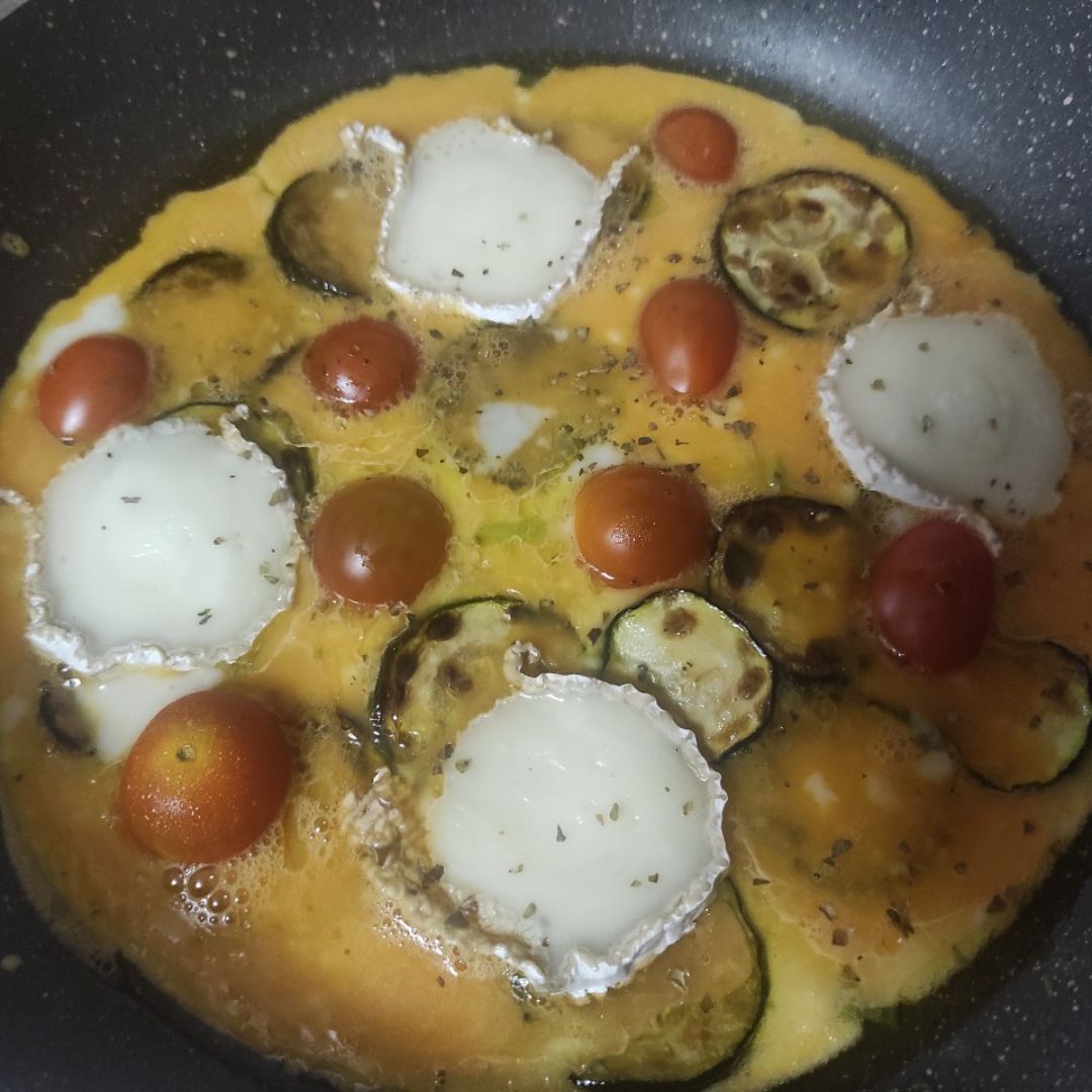 Fritata de calabacín, cherries y queso de cabra. 
