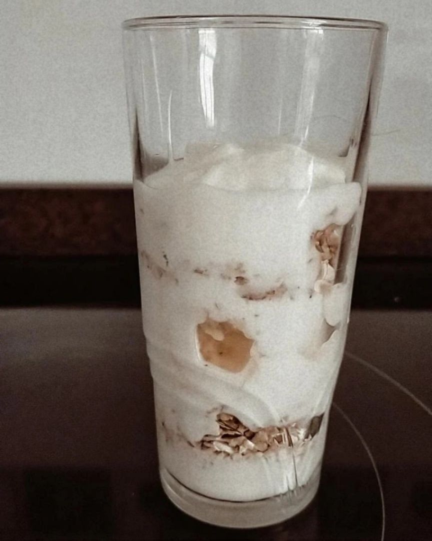 Vaso de yogurt, cereales y plátano. Receta muy simple y rapida Vaso de yogurt, cereales y plátano. Receta muy simple y rapida