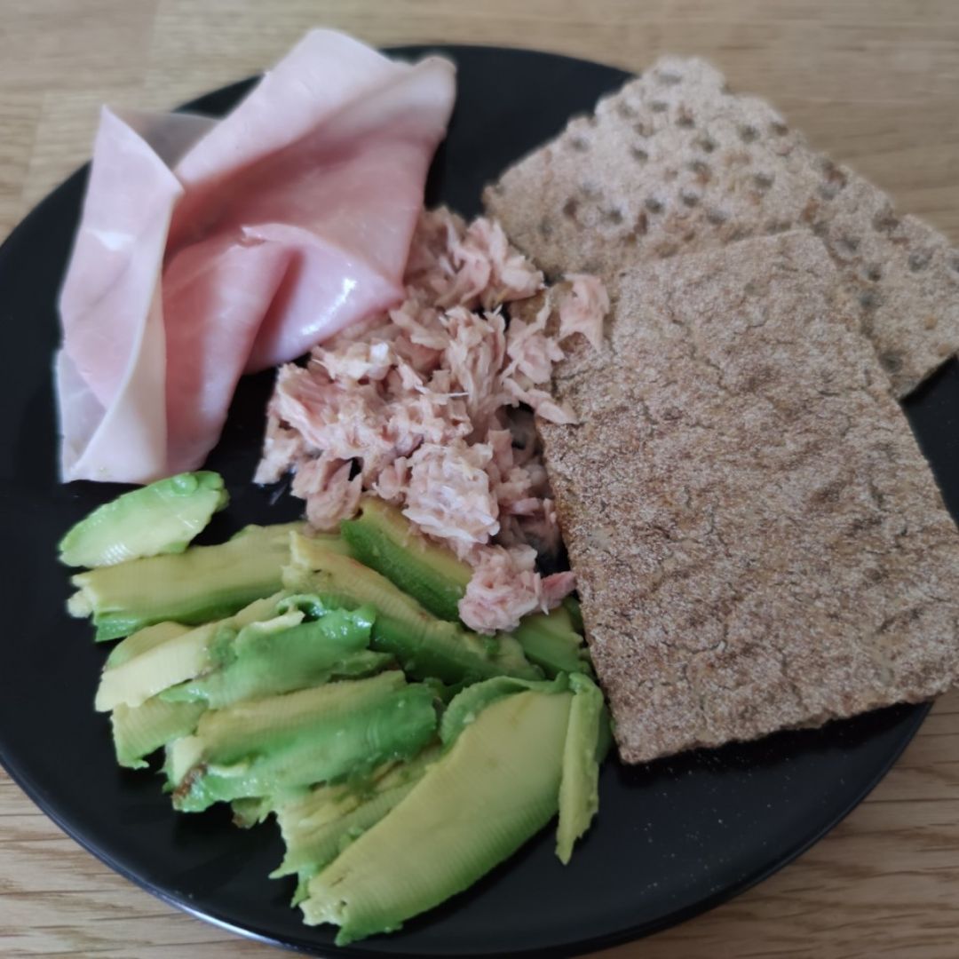 Pan de fibra y sésamo con aguacate, atún y jamón