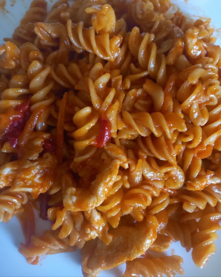Hélices de lentejas con pollo.