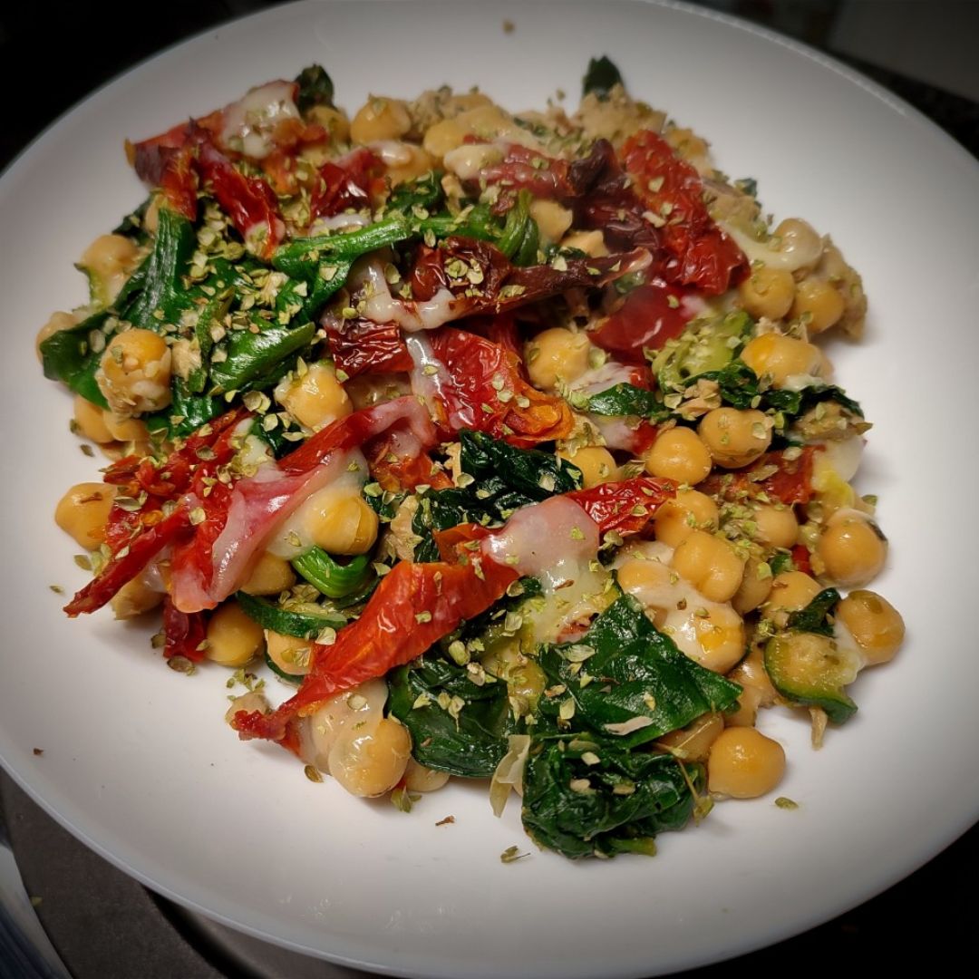 Garbanzos con atún, verduras y queso 