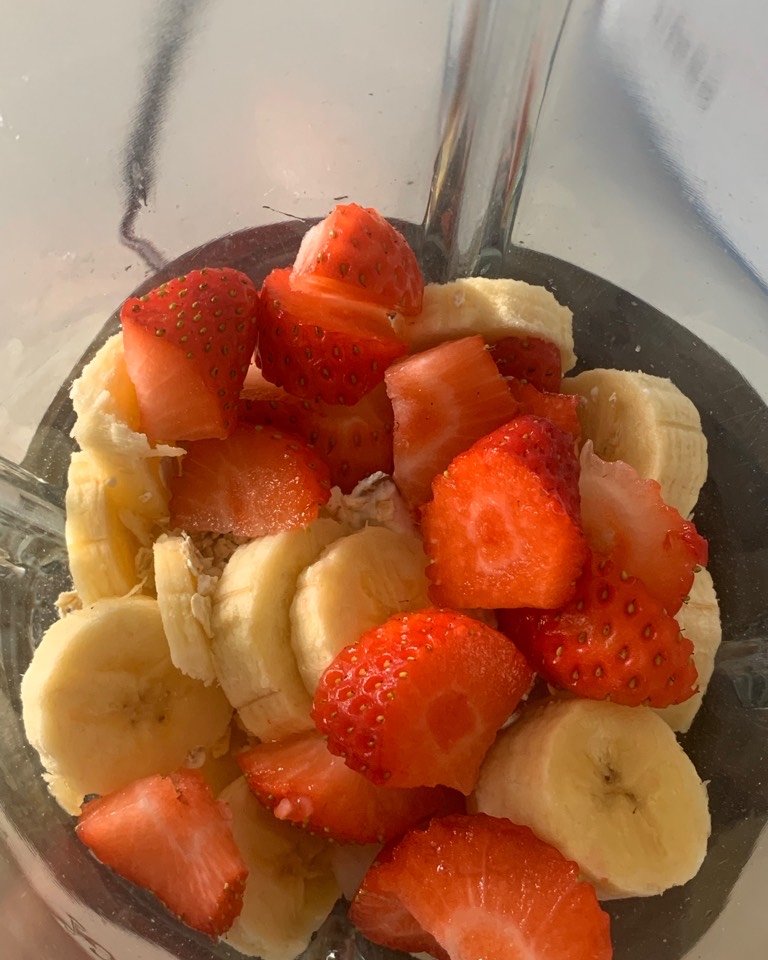 Batido saludable de plátano, fresas, yogurt y avena
