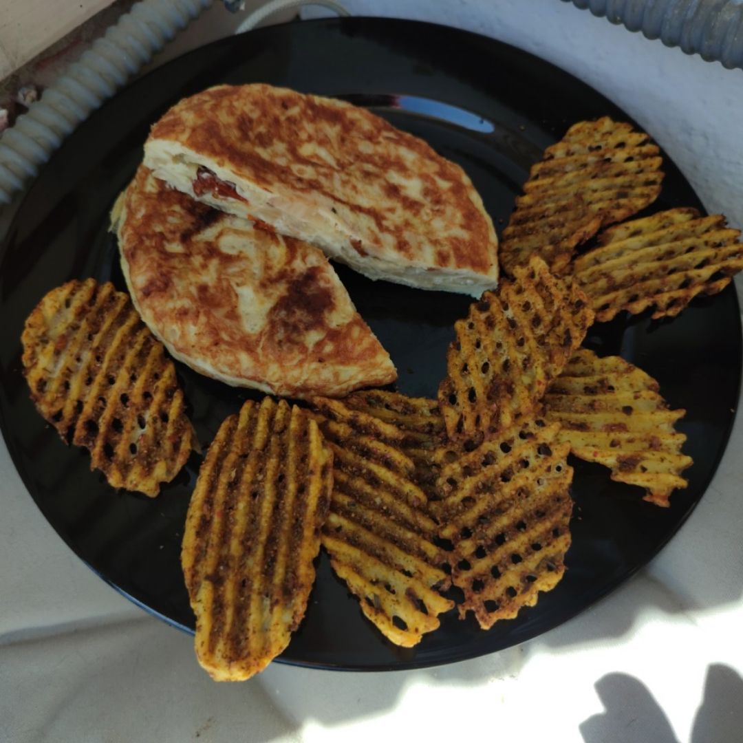 Tortilla de repollo y patatas rejilla en airfryer. Tortilla de repollo y patatas rejilla en airfryer.