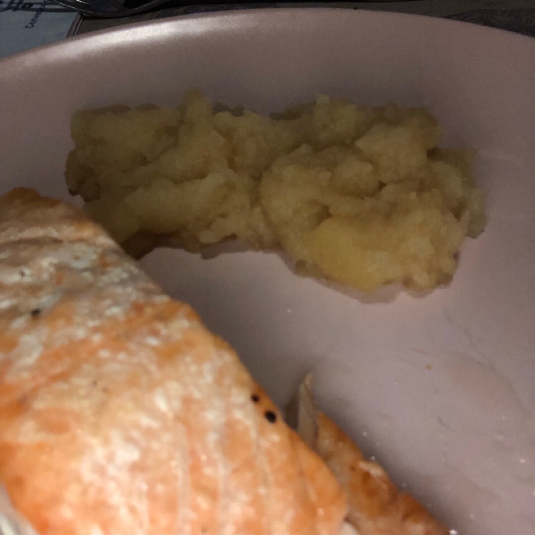 Salmón al horno con compota de manzana Salmón al horno con compota de manzana