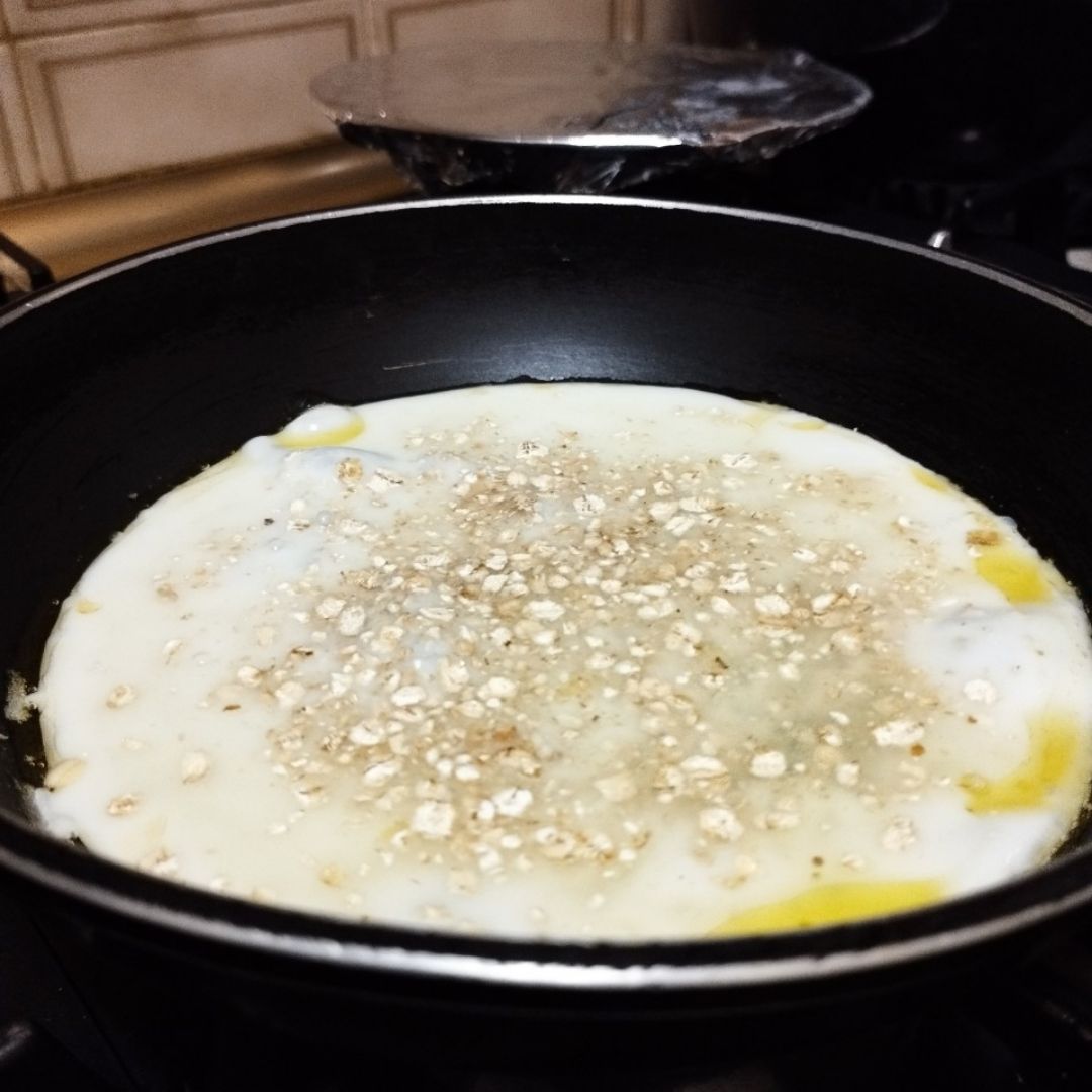 Tortita de arroz con sándwich de clara de huevo relleno de pavo y queso, con techo de salmón y nuez. Paso 0 Tortita de arroz con sándwich de clara de huevo relleno de pavo y queso, con techo de salmón y nuez. Paso 0