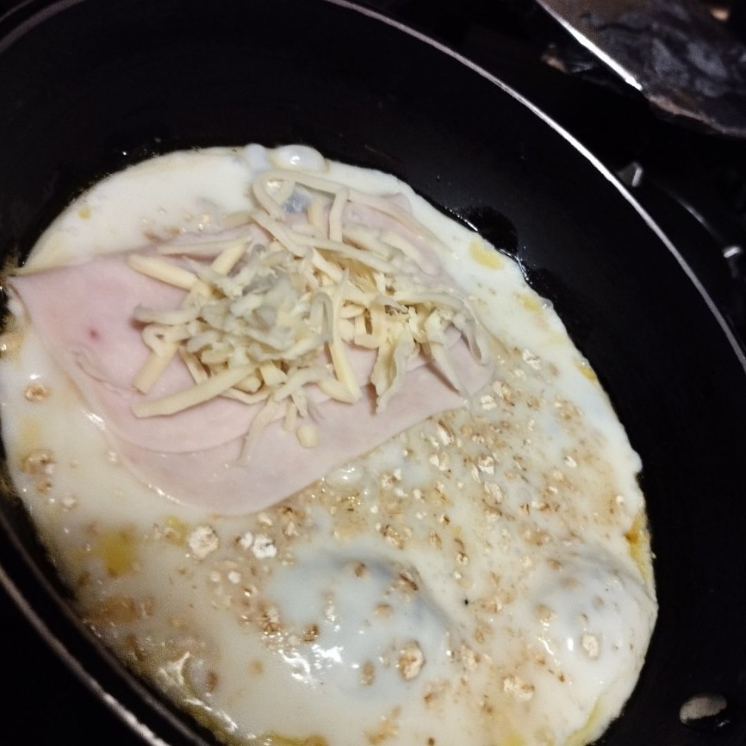 Tortita de arroz con sándwich de clara de huevo relleno de pavo y queso, con techo de salmón y nuez. Paso 1 Tortita de arroz con sándwich de clara de huevo relleno de pavo y queso, con techo de salmón y nuez. Paso 1