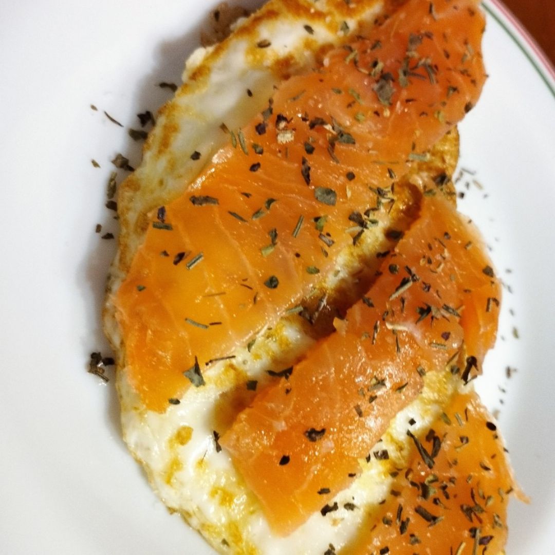 Tortita de arroz con sándwich de clara de huevo relleno de pavo y queso, con techo de salmón y nuez. Paso 3 Tortita de arroz con sándwich de clara de huevo relleno de pavo y queso, con techo de salmón y nuez. Paso 3