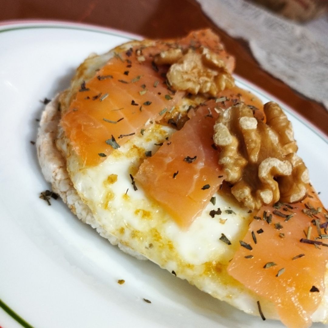 Tortita de arroz con sándwich de clara de huevo relleno de pavo y queso, con techo de salmón y nuez. Paso 4 Tortita de arroz con sándwich de clara de huevo relleno de pavo y queso, con techo de salmón y nuez. Paso 4