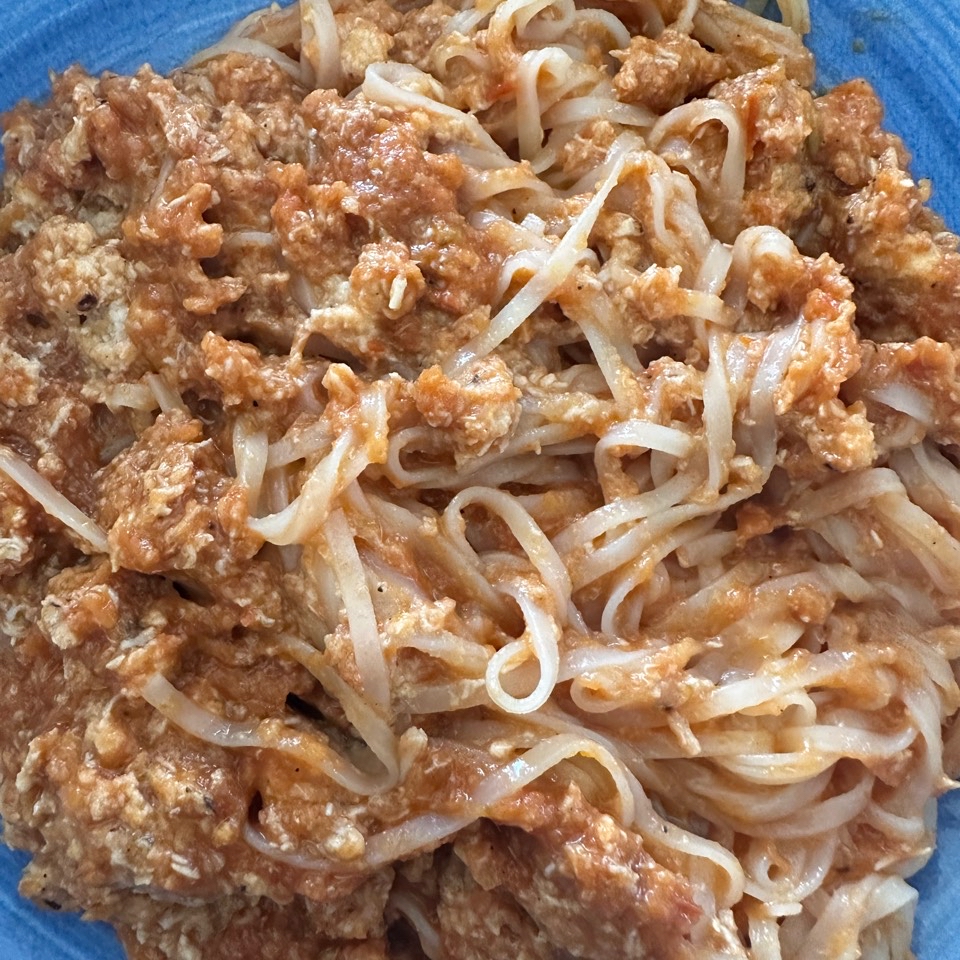 Tallarines de arroz a la boloñesa de pollo Tallarines de arroz a la boloñesa de pollo