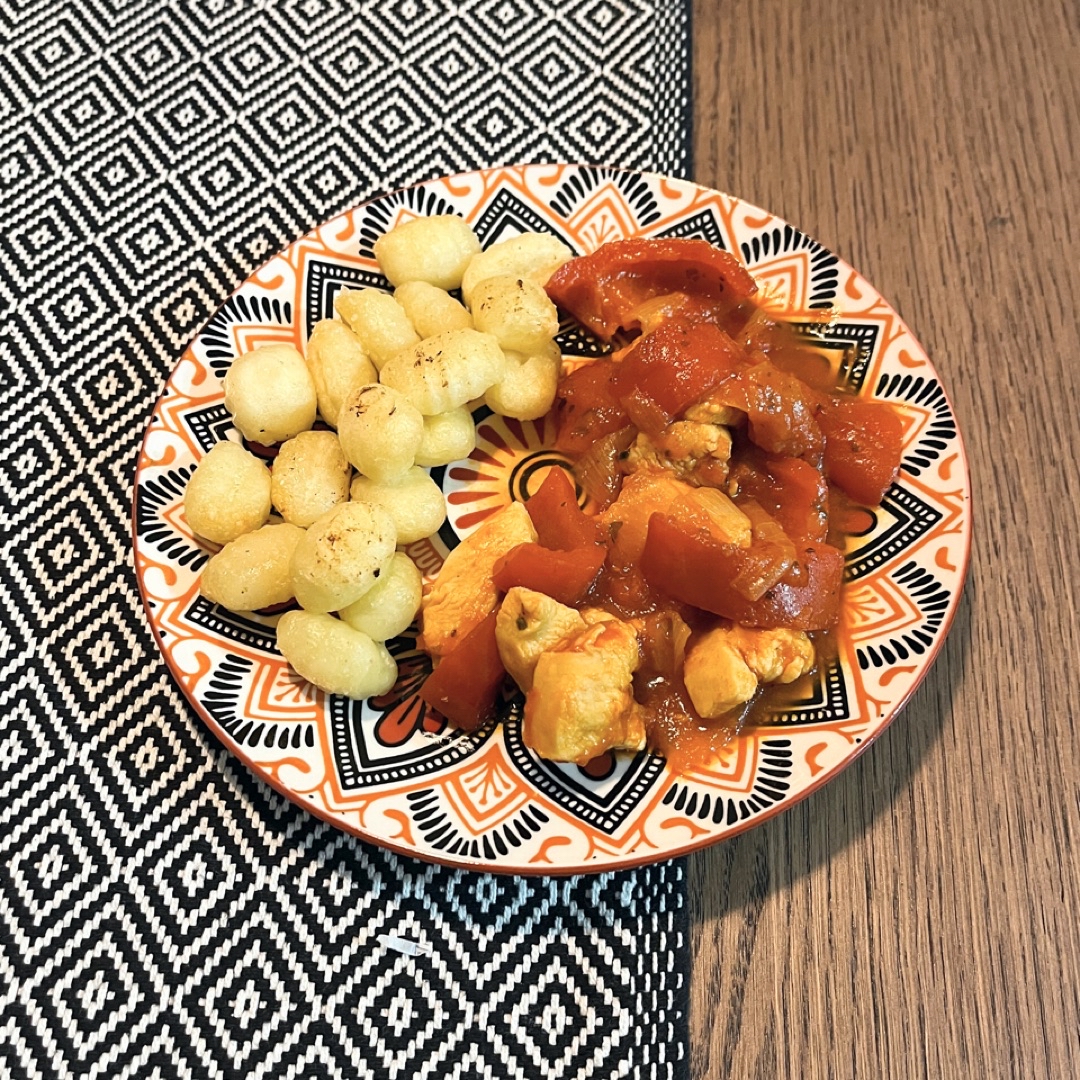 Gnocchis con pollo, pimiento y cebolla y salsa de tomate Gnocchis con pollo, pimiento y cebolla y salsa de tomate