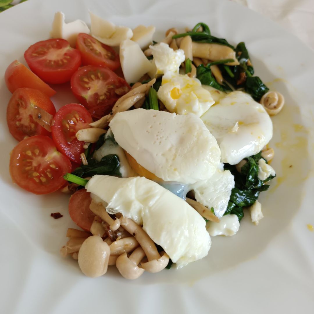 Setas con espinacas y huevos escalfados Setas con espinacas y huevos escalfados