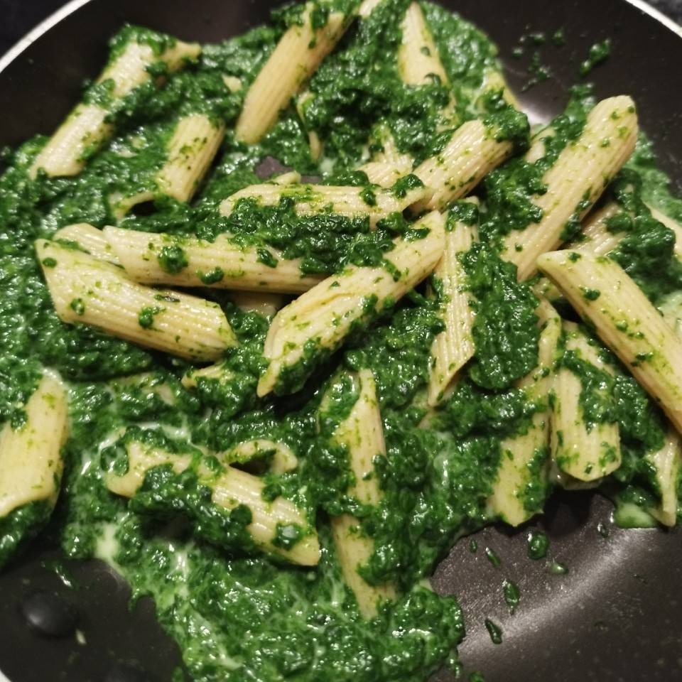 Macarrones con salsa de espinacas