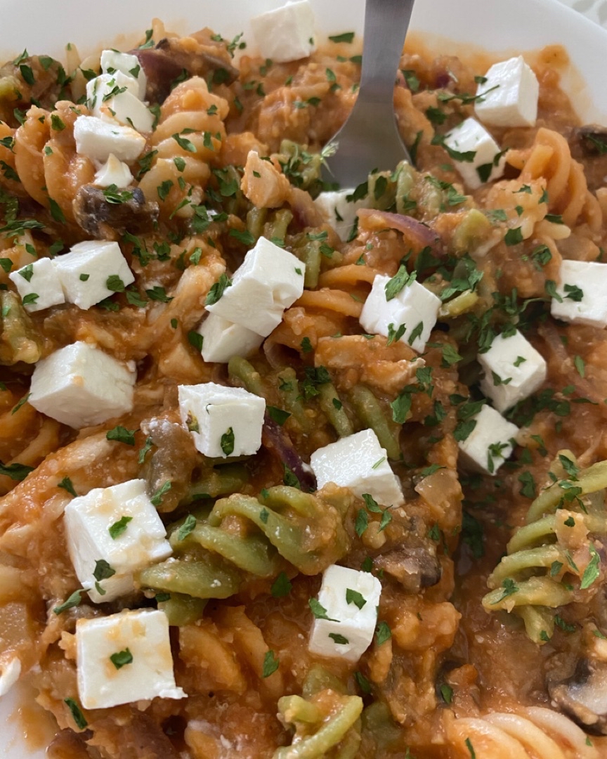 Pasta con humus y queso feta Pasta con humus y queso feta