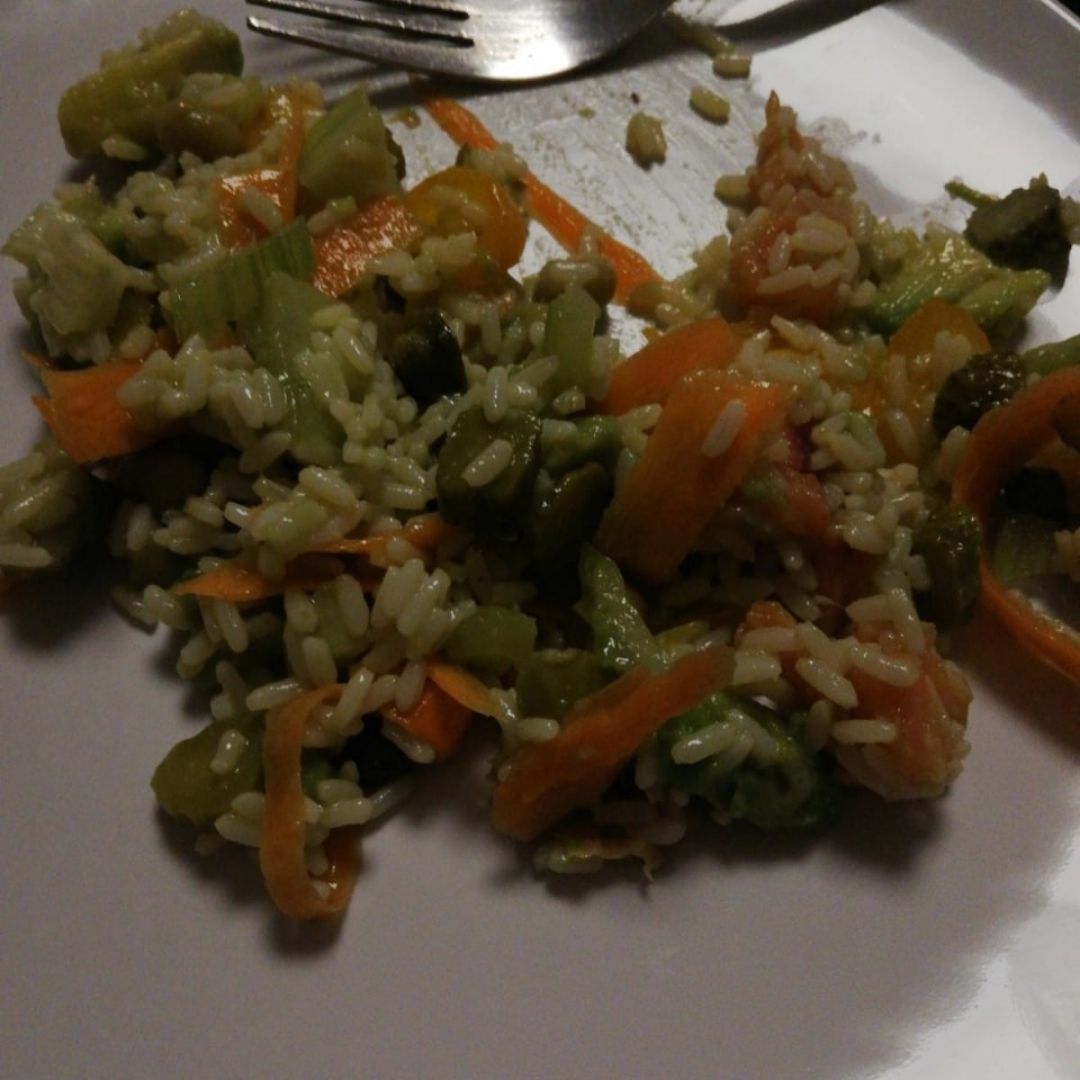 Ensalada de arroz. A medio día la he acompañado de endivia a la plancha (me pirra). Por la noche le hemos añadido rúcula Ensalada de arroz. A medio día la he acompañado de endivia a la plancha (me pirra). Por la noche le hemos añadido rúcula