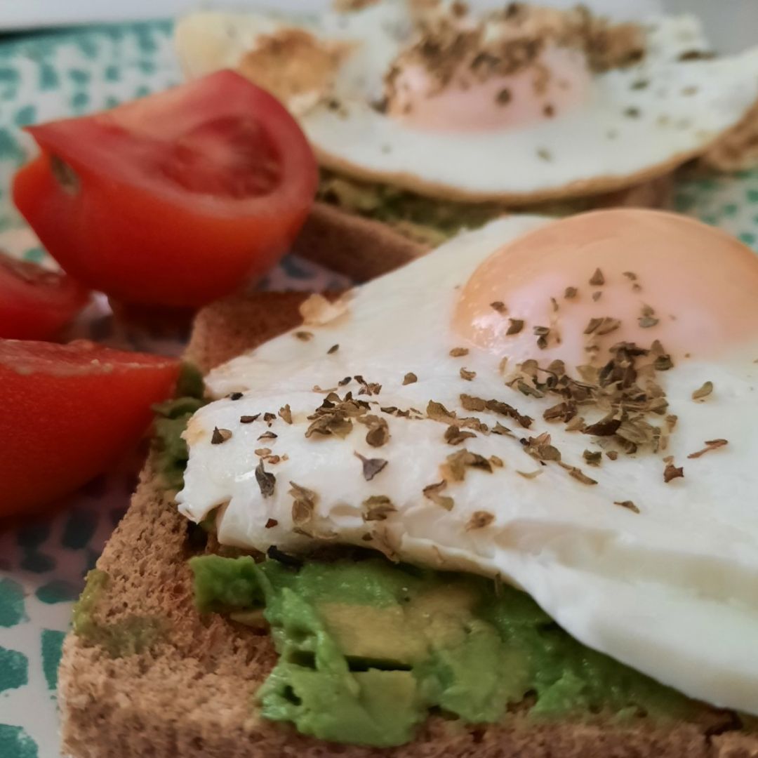 Tostadas de aguacate con huevo y tomate
