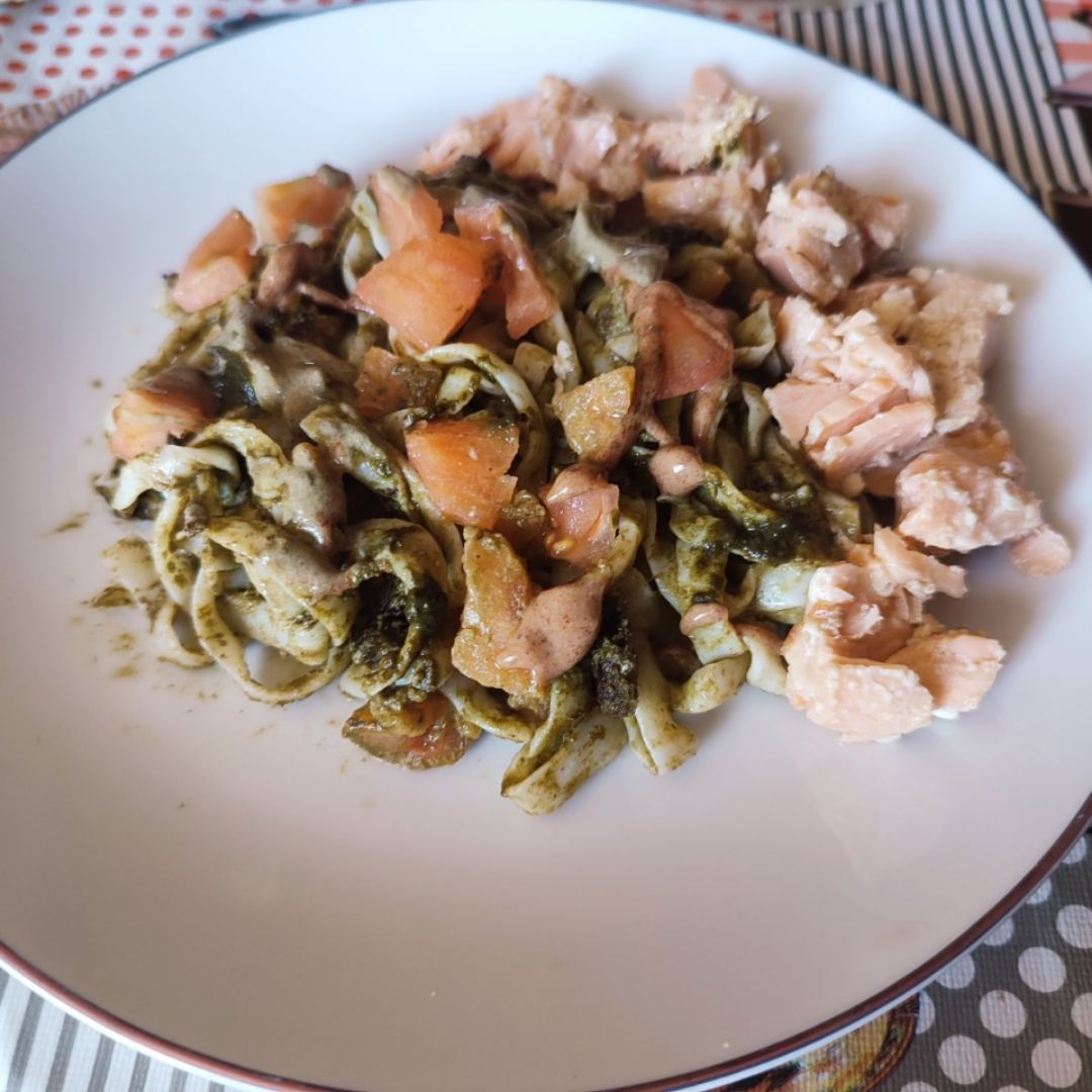 Tallarines Konjac con salmón en aceite de oliva y pesto ligero. Tallarines Konjac con salmón en aceite de oliva y pesto ligero.