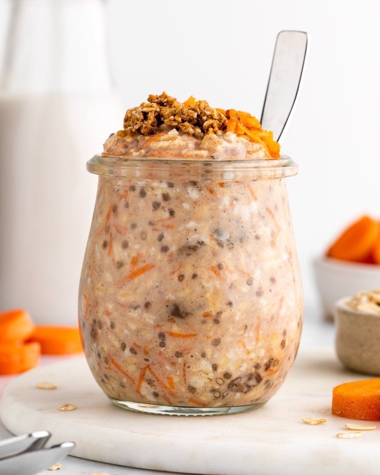 Avena trasnochada de zanahoria. Overnight oats.