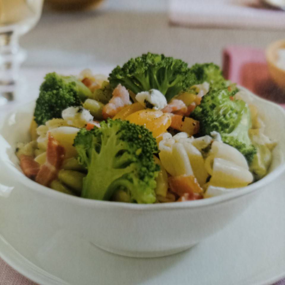 Ensalada de pasta con brócoli y salmón Ensalada de pasta con brócoli y salmón