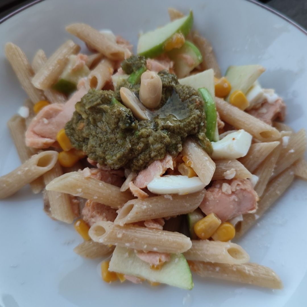 Ensalada de macarrones integrales con salmón en aceite de oliva. Ensalada de macarrones integrales con salmón en aceite de oliva.