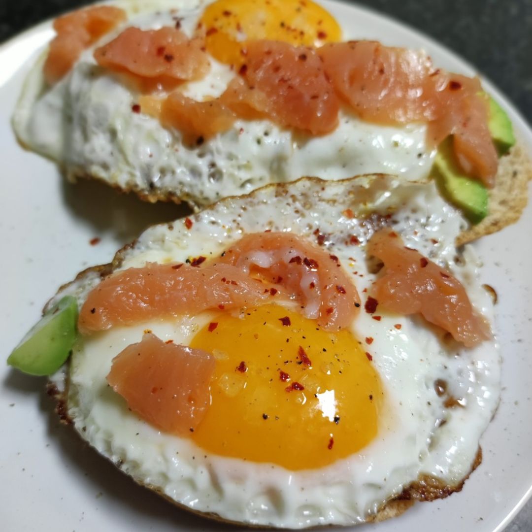 Tostadas de huevo, salmón y aguacate Tostadas de huevo, salmón y aguacate