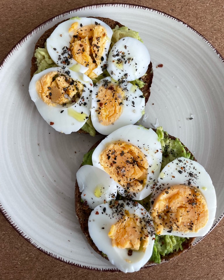 Tostadas con aguacate y huevo Tostadas con aguacate y huevo