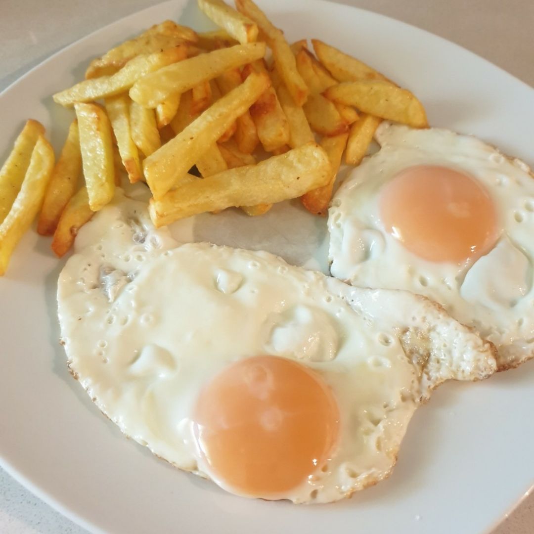Huevos a la plancha con patatas en airfryer Huevos a la plancha con patatas en airfryer