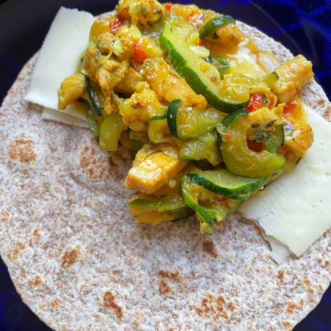 Fajita integral con tiras de pollo, cebolla chalota, pimiento rojo y zucchini con cúrcuma y loncha de 🧀 