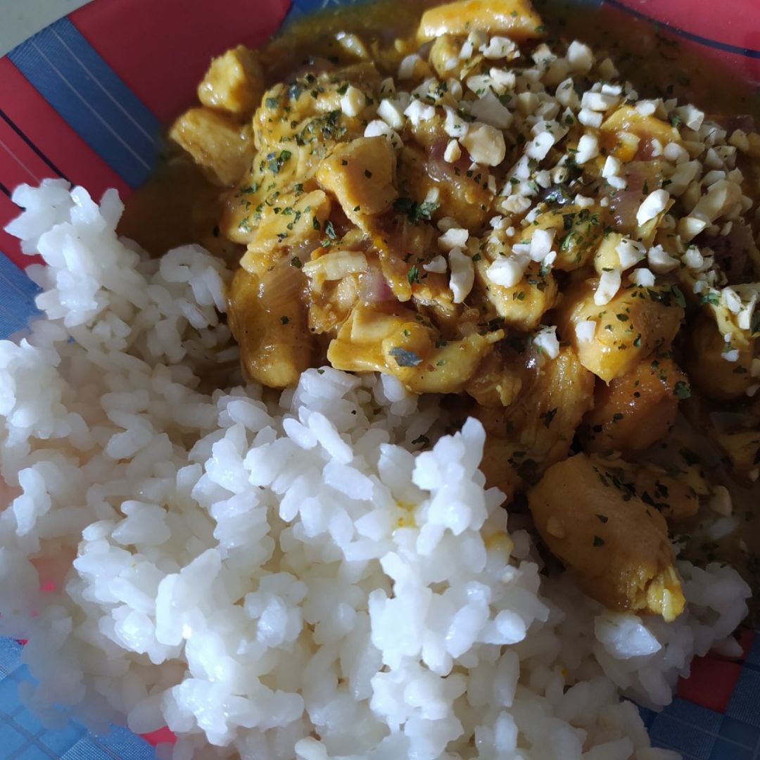 Pollo al curry-cotón con arroz Pollo al curry-cotón con arroz
