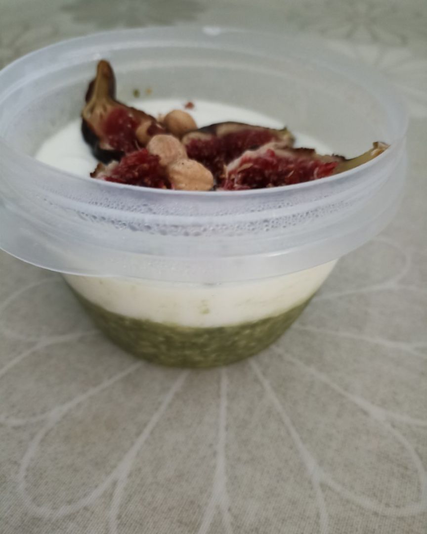 Avena de matcha con yogur y toppings Avena de matcha con yogur y toppings