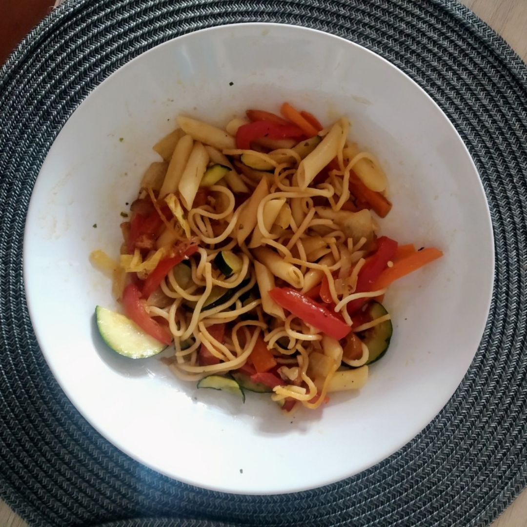 Pasta con verdura y salsa de soja Pasta con verdura y salsa de soja
