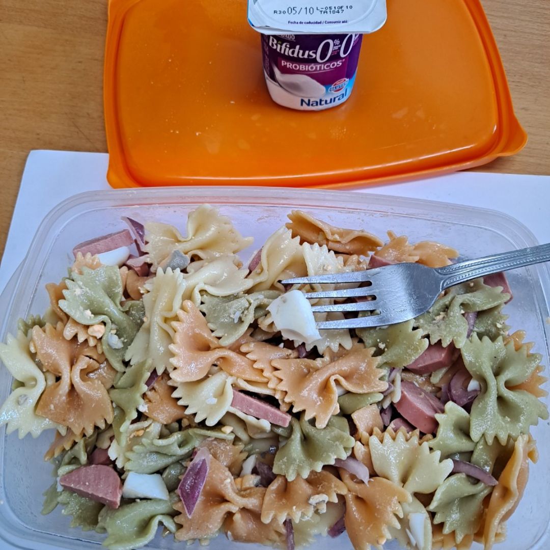 Pasta tricolor con cebolla, huevo duro, pavo y cebolla roja Pasta tricolor con cebolla, huevo duro, pavo y cebolla roja