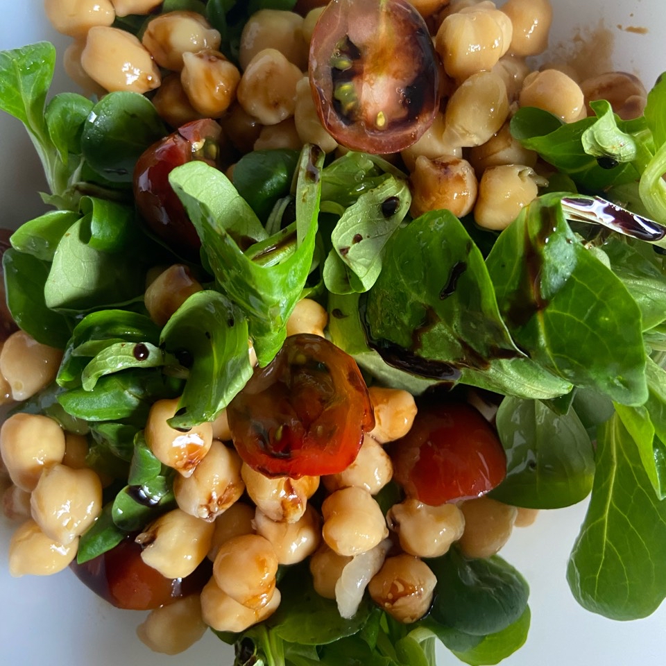 Ensalada de garbanzos ,canónigos y tomate cherry 