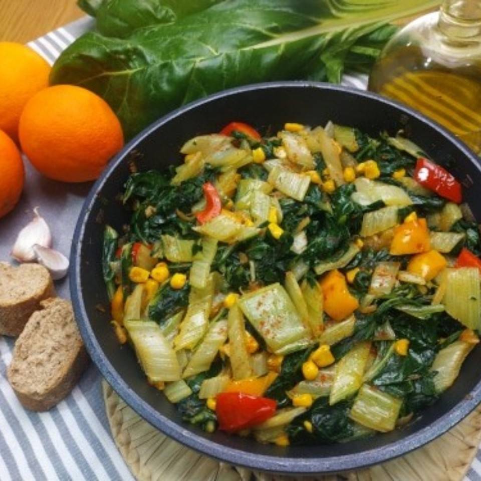 Huevos con acelgas, cebolla y zanahoria 