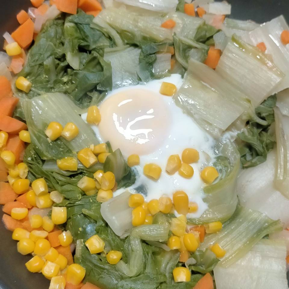 Huevos con acelgas, cebolla y zanahoria 