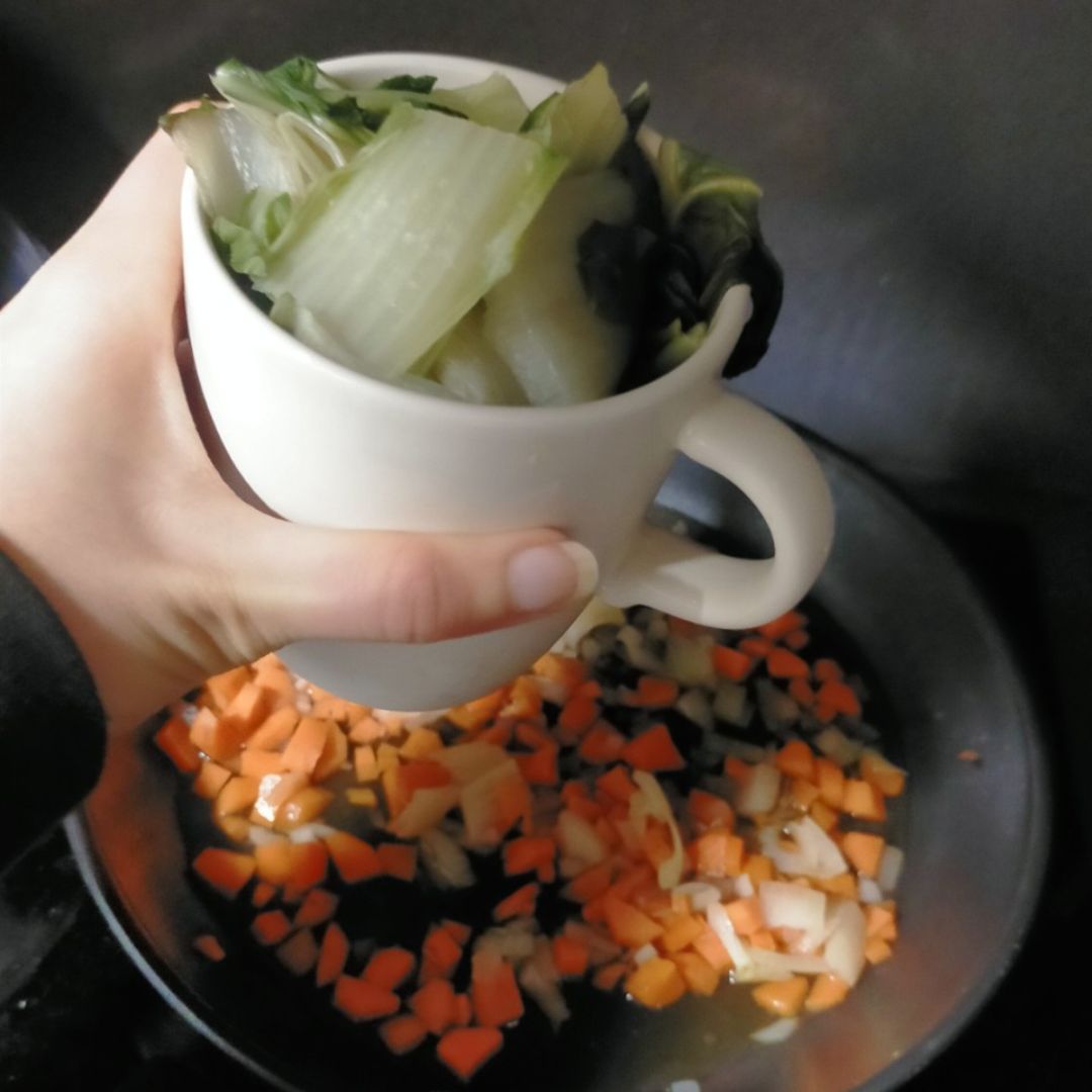 Huevos con acelgas, cebolla y zanahoria  Paso 2