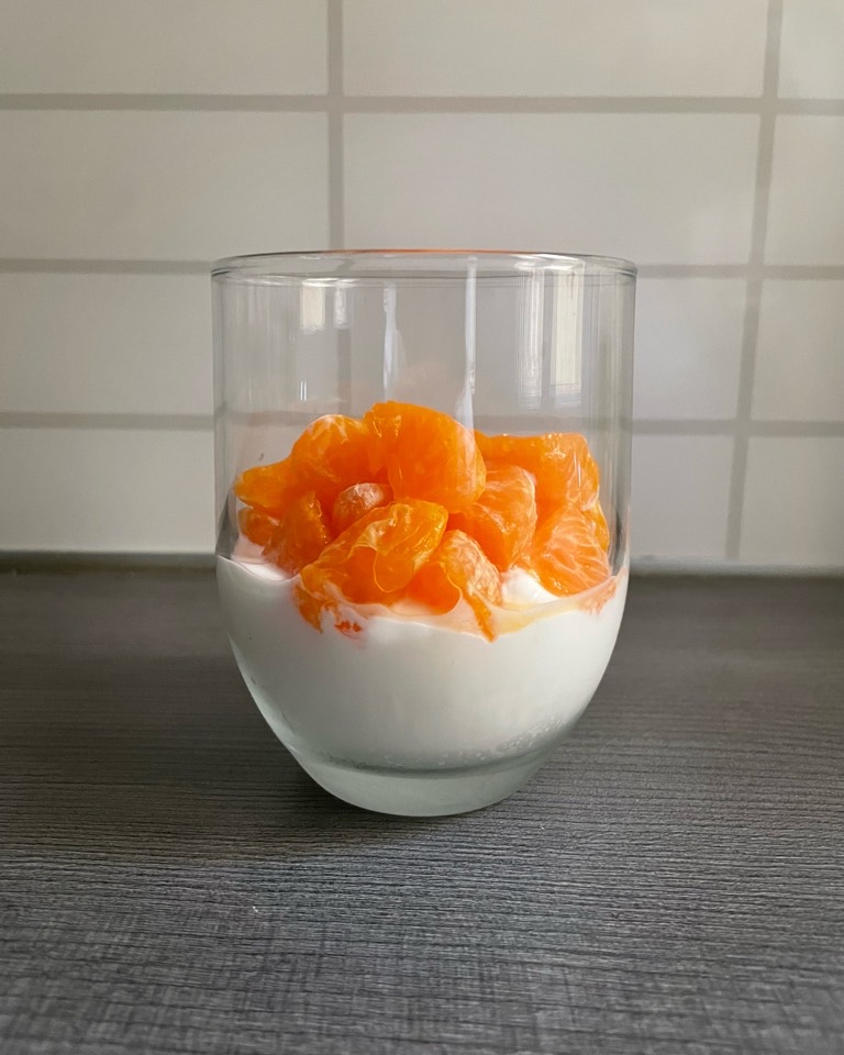 Yogur griego con mandarina 🍊 Yogur griego con mandarina 🍊