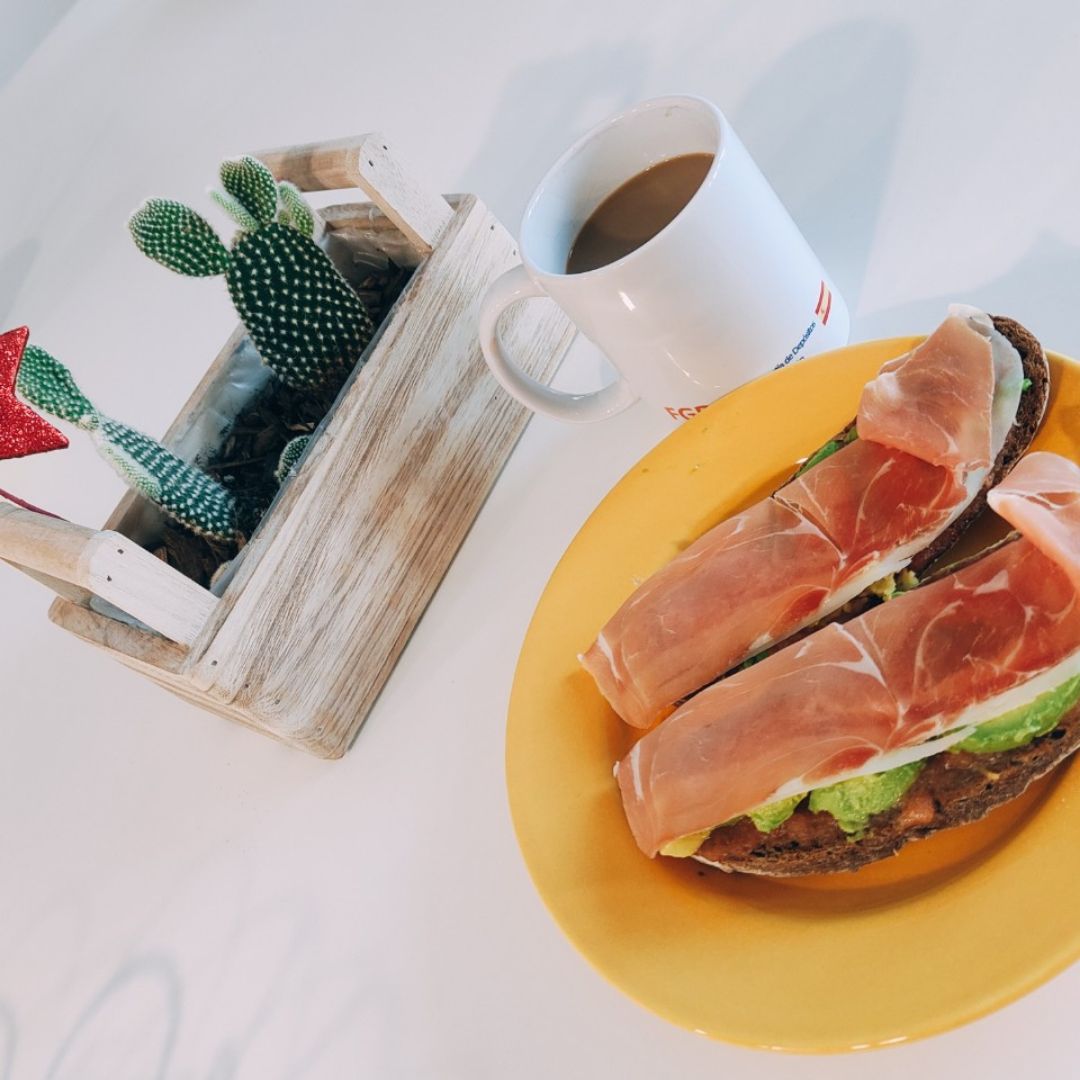 Tostadas con tomate, aguacate y jamón serrano 