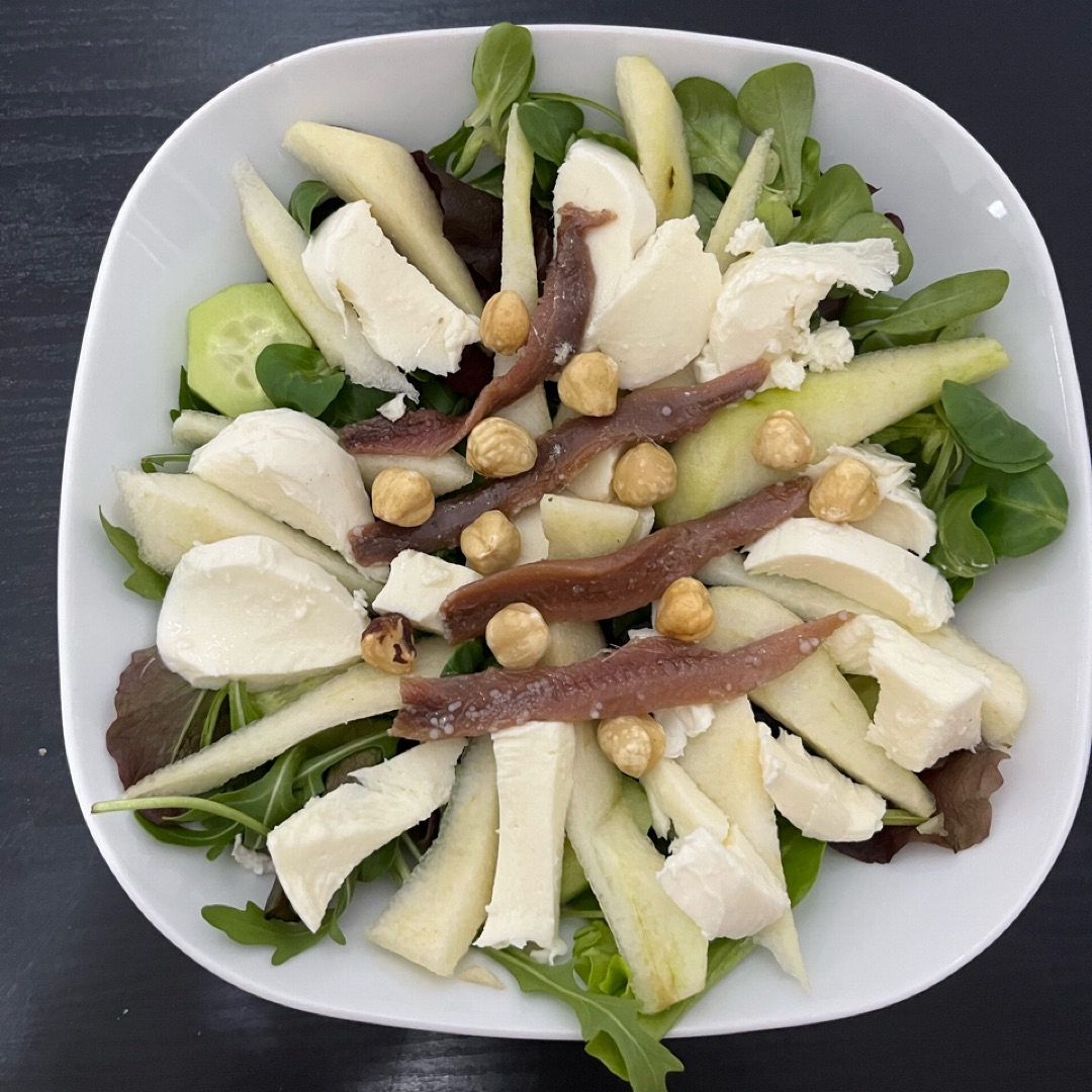 Ensalada de pera, mozzarella y anchoas Ensalada de pera, mozzarella y anchoas