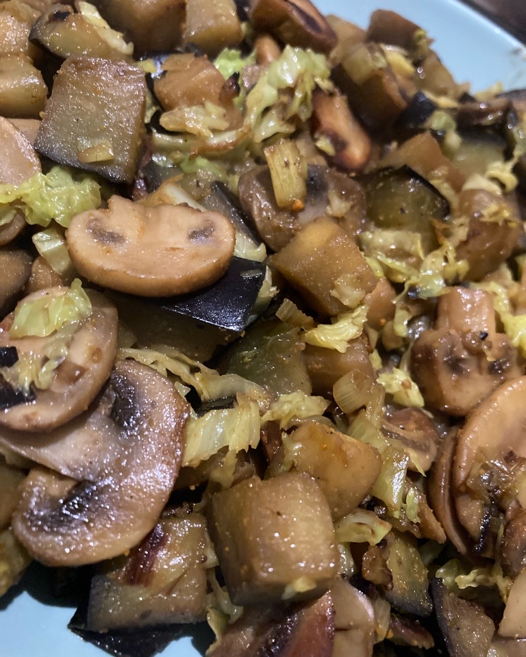 Pisto de champiñones, berenjena, puerro y repollo Pisto de champiñones, berenjena, puerro y repollo