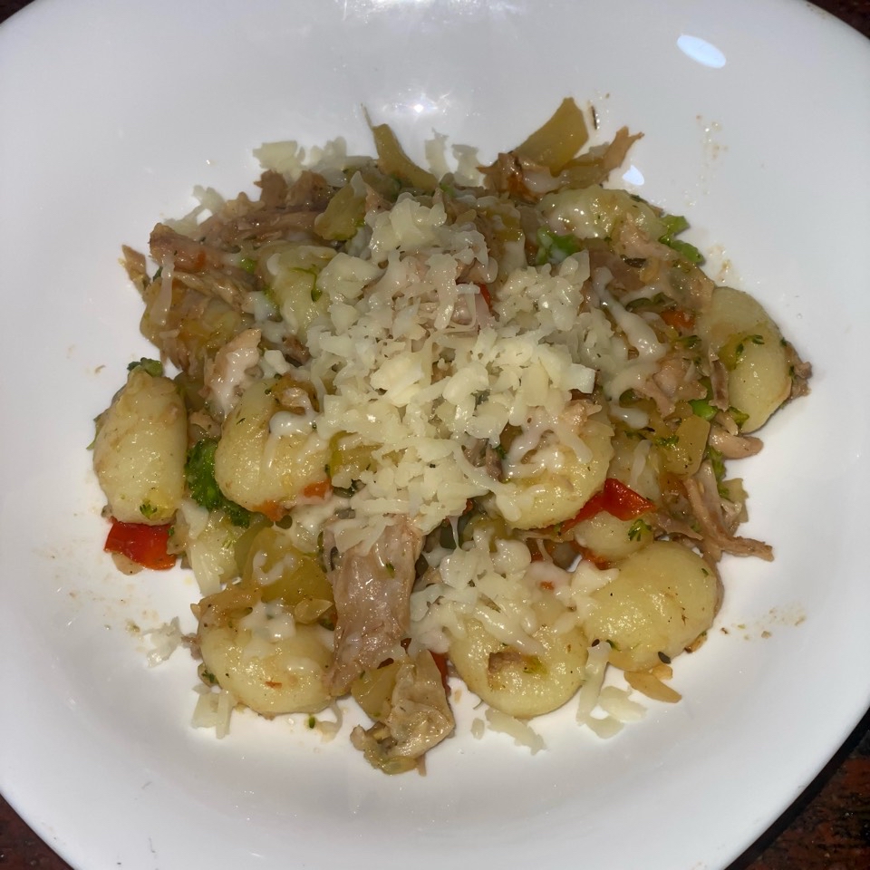 Gnocchi con pollo rosado y verduras