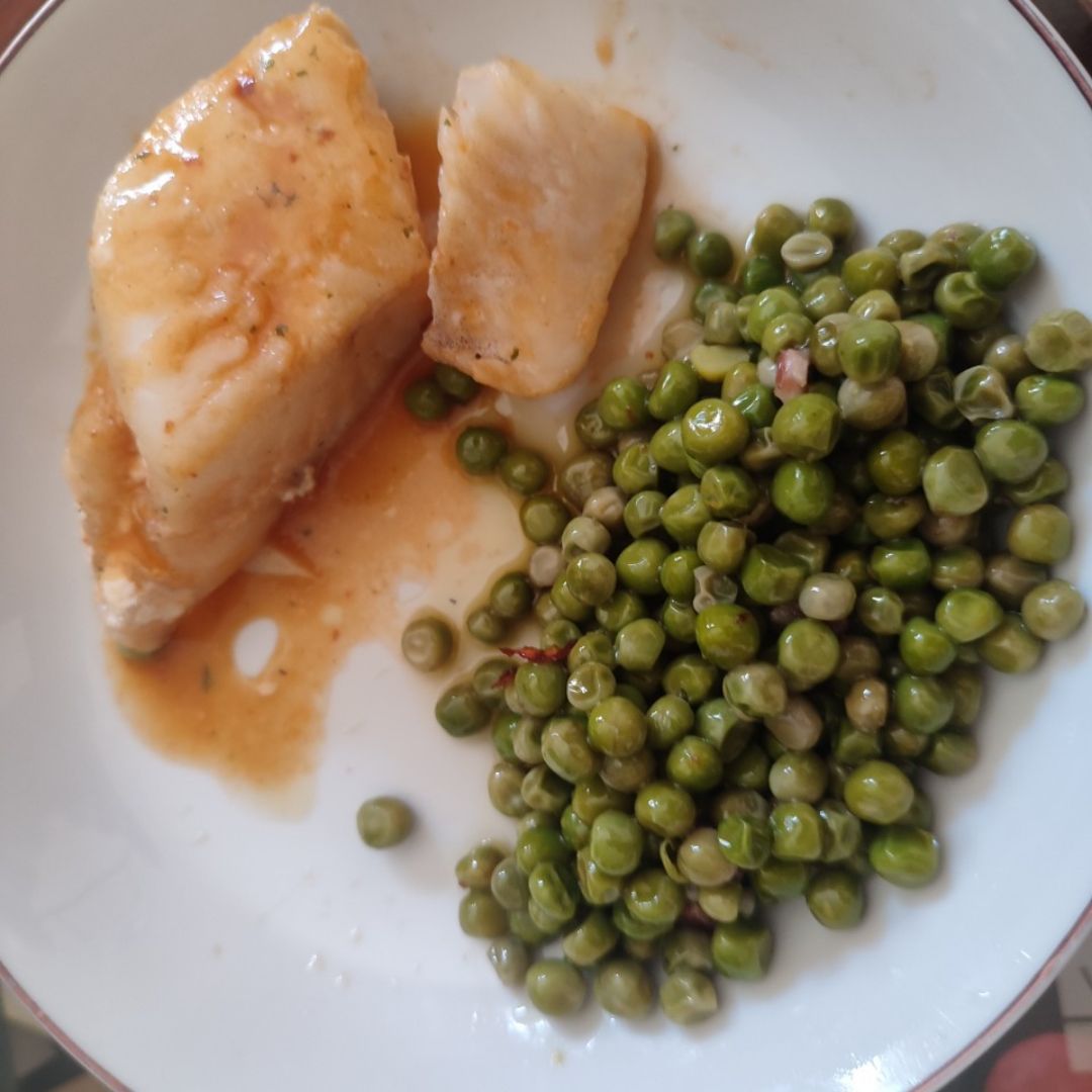 Merluza a la marinera con guisantes. Merluza a la marinera con guisantes.