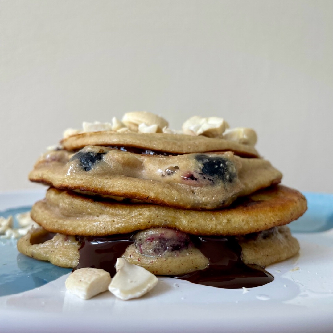 Tortitas de avena con plátano y arándanos 