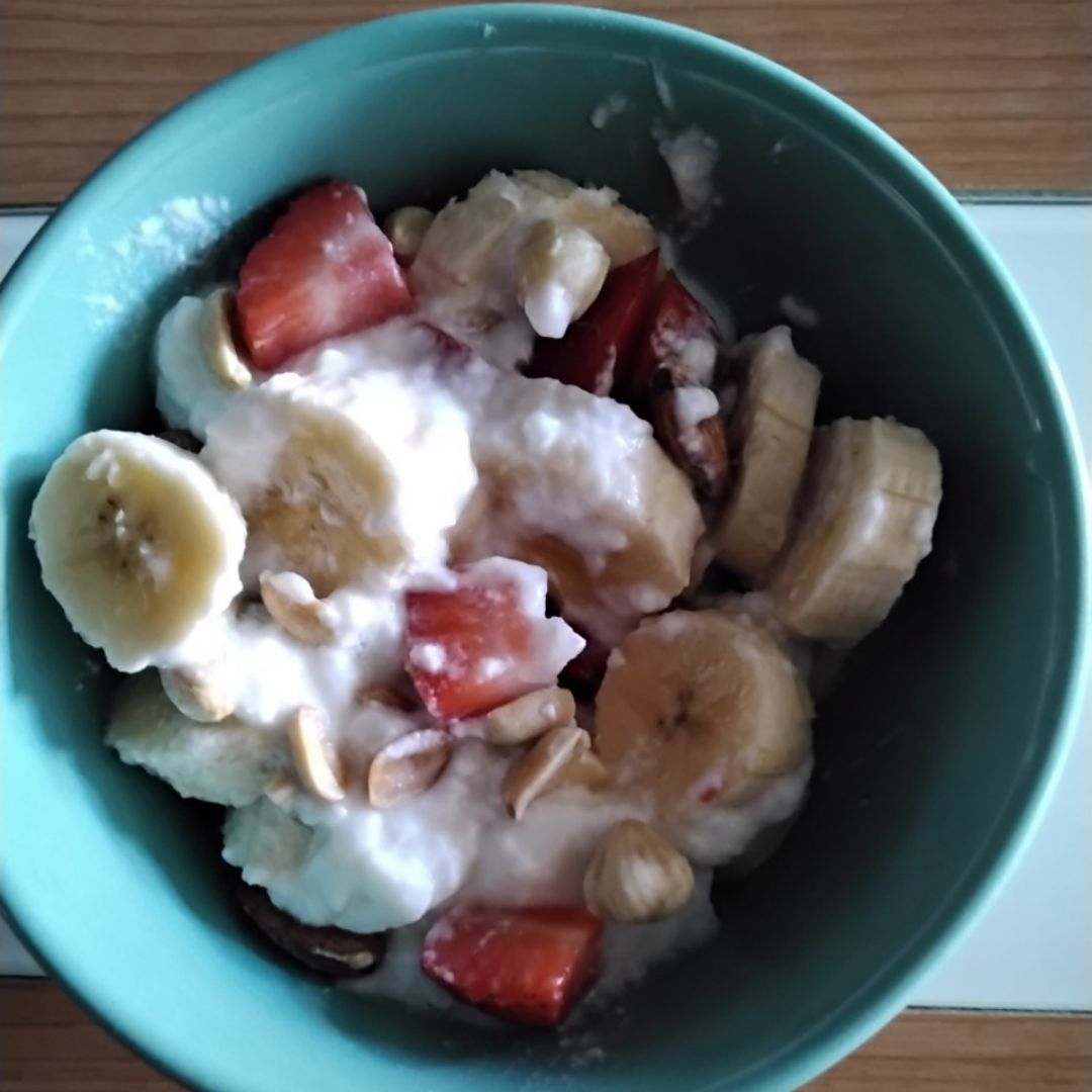 Yogurt con frutas y frutos secos Yogurt con frutas y frutos secos