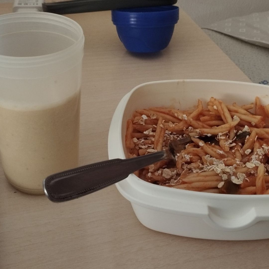 Pasta de verduras y copos de avena y para acompañar batido casero lleno de proteinas