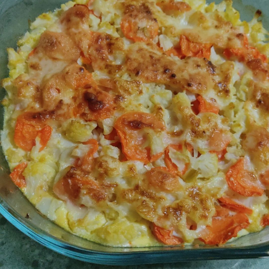Pastel de coliflor, zanahorias y pollo
