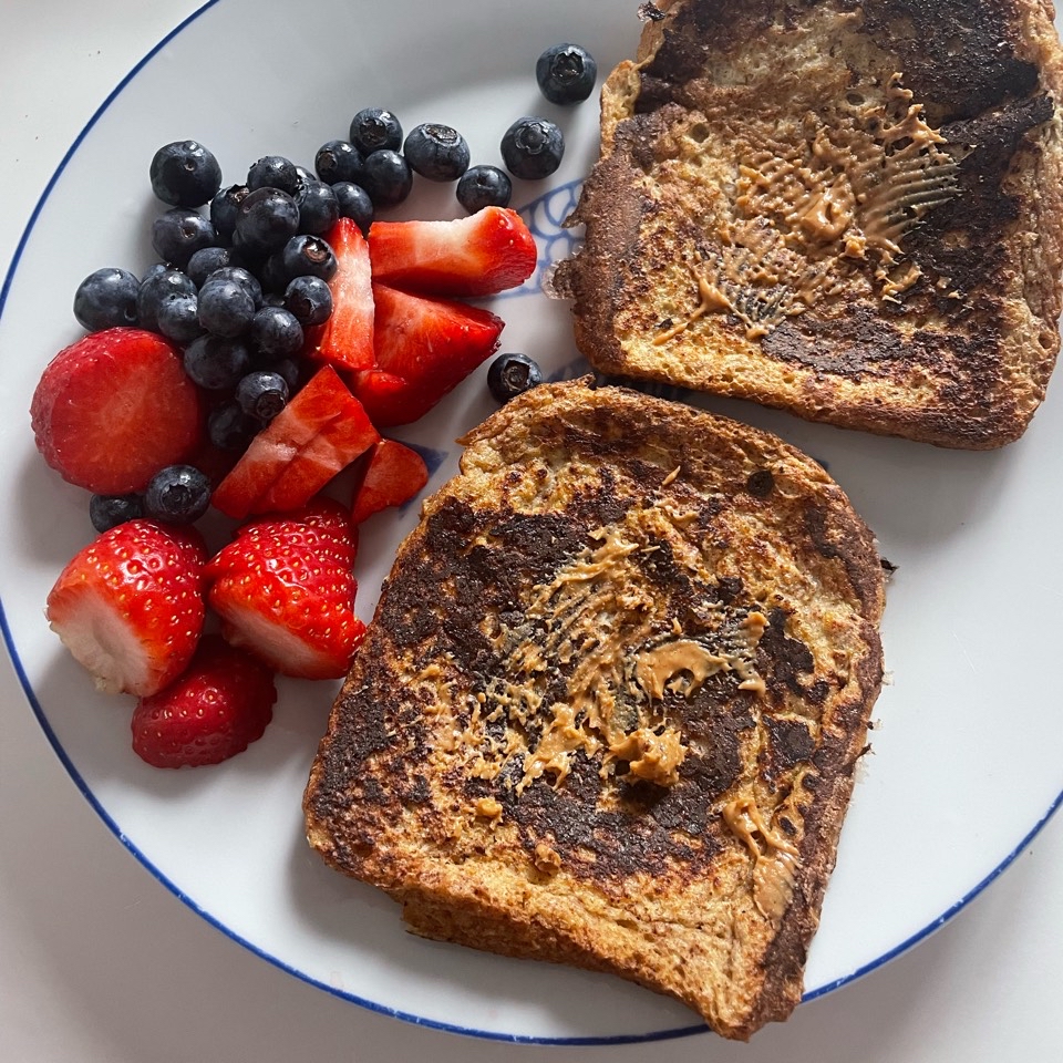 French toast con fresas y arandanos French toast con fresas y arandanos